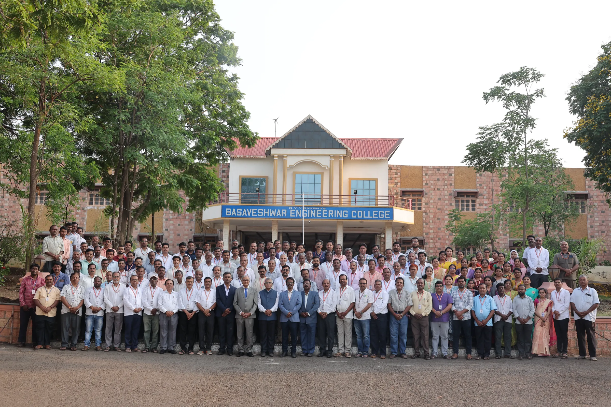 Group photograph of staff and faculty at the BEC campus